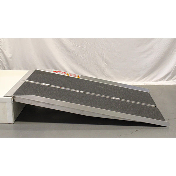 The SFW430 singlefold ramp by Prairie View Industries features an anti-slip, high-traction surface. Folds and carries like a suitcase. Easy to transport and set up. Length: 48”; Width: 30”; 